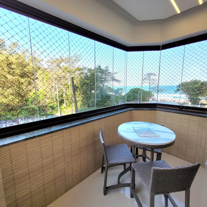 Walk on the sand, sea view in Tombo Guarujá Beach, SP Apartments for