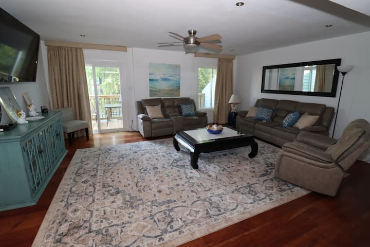 Beach Luxury Townhouse - Virginia Beach, VA