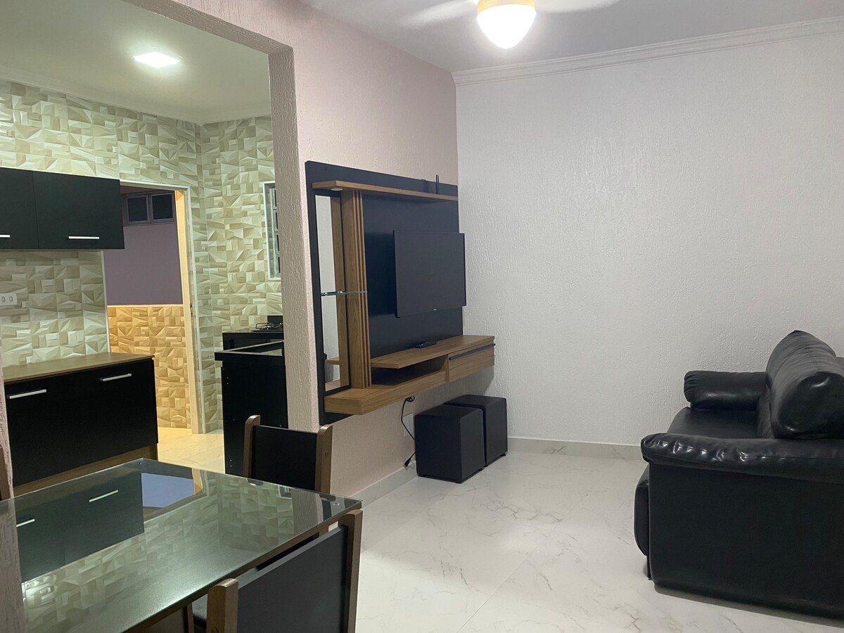 غرفة المعيشة / الطعام ، مطبخ Open Concept. 
كل شيء متجدد وجديد