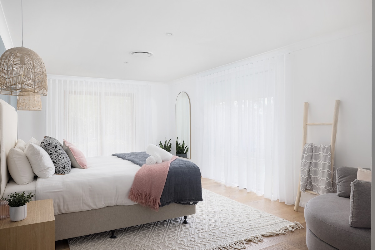 Dhomë gjumi Master King me pamje nga kopshtet, zona e gropës së zjarrit dhe trarët