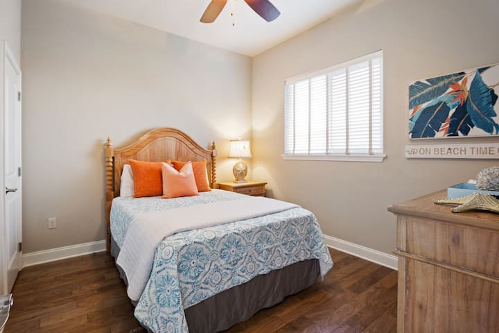 Kitanda aina ya Queen, kabati lenye ukubwa kamili, kabati la kujipambia na televisheni.