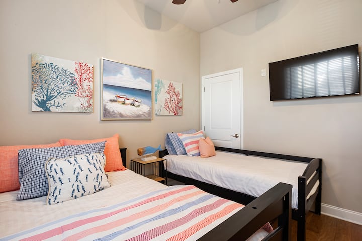 Kitanda kamili, kitanda pacha na televisheni.