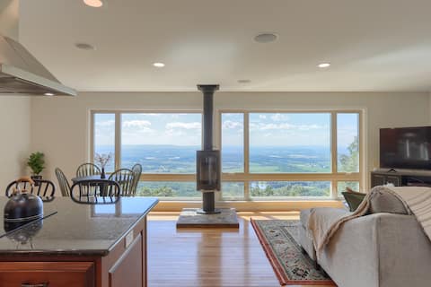 Romantic Getaway, Breathtaking View w/ Hot Tub