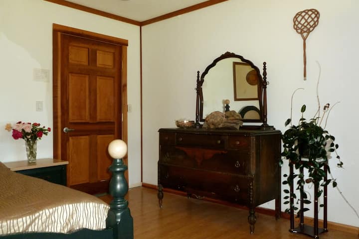 Suite Leslie con cama tamaño queen y cama doble.