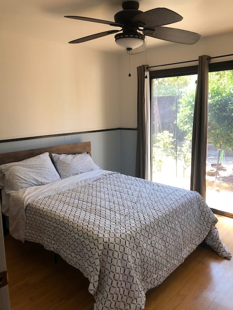 Quiet Small Bedroom w/ Shared Bath Kitchen+TV