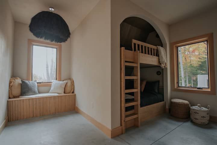 La chambre superposée peut accueillir six personnes et dispose de deux lits queen sur le fond et de deux lits jumeaux en haut. Elle dispose également d'une télévision connectée HD 65pouces