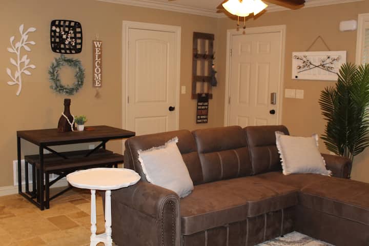 Spacious One Bedroom 2 Miles From Texas Tech! - Lubbock, TX