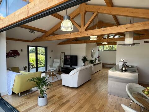 The Barn - Luxury countryside retreat with hot tub