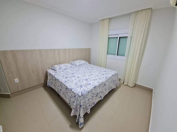 套房2 （ 4号卧室） ，配备标准双人床、空调、电动百叶窗和内置衣柜……