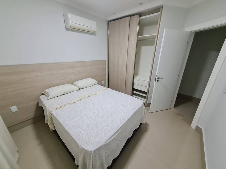 3号卧室-有2张单人床（您可以加入床，将其变成双人床）、空调、电动百叶窗和内置衣柜……
