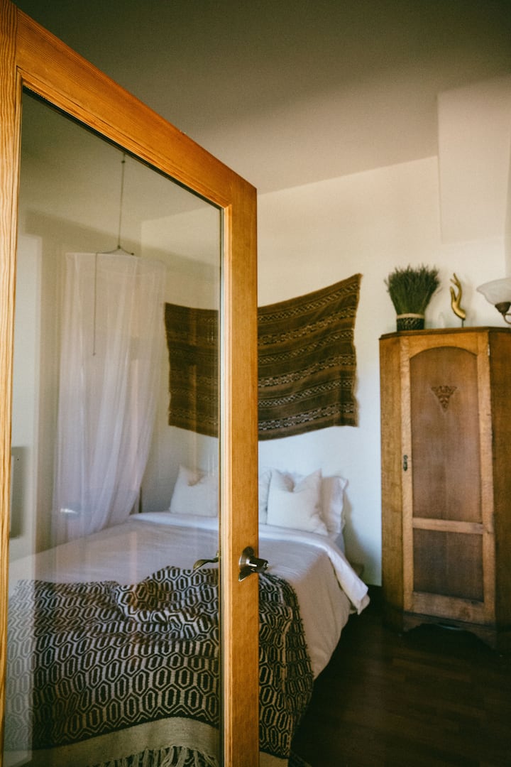 Bedroom 2: exit to backyard