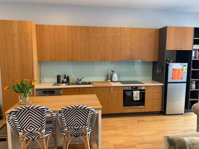 Lovely 2-bedroom condo with free parking gallery image 3