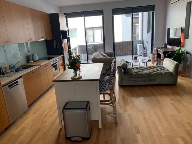 Lovely 2-bedroom condo with free parking gallery image 4