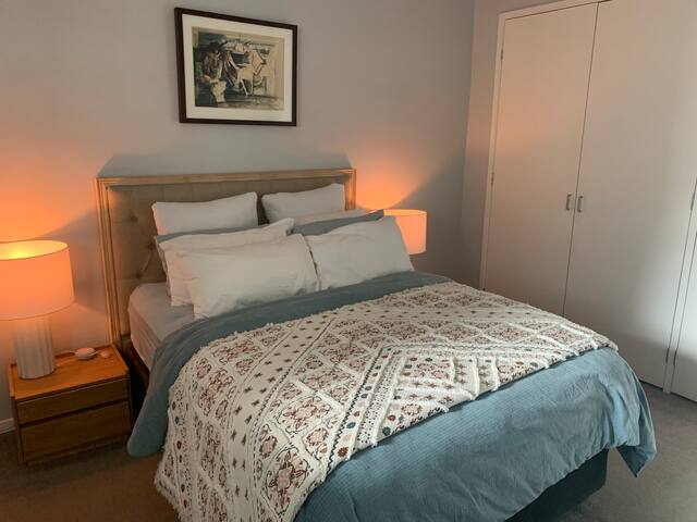 Lovely 2-bedroom condo with free parking gallery image 2