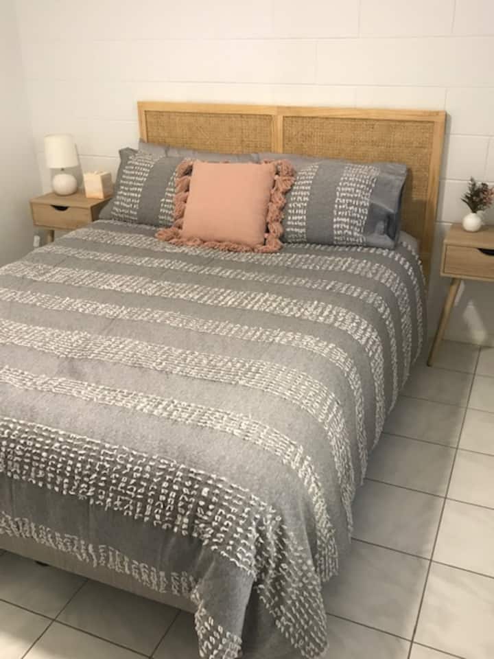 Cama tamaño queen en el dormitorio 2