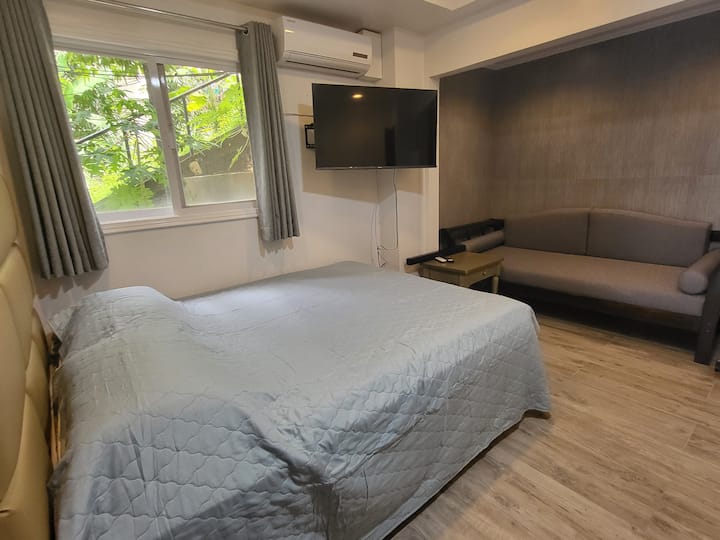 Our Ohana Abode rooms are furnished with queen and double beds with refreshing aircons and fans to easily accommodate you and your loved ones in style and comfort! 