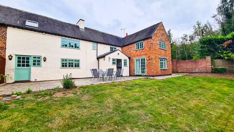 Large 5 bedroom traditional farm house (sleeps 10)