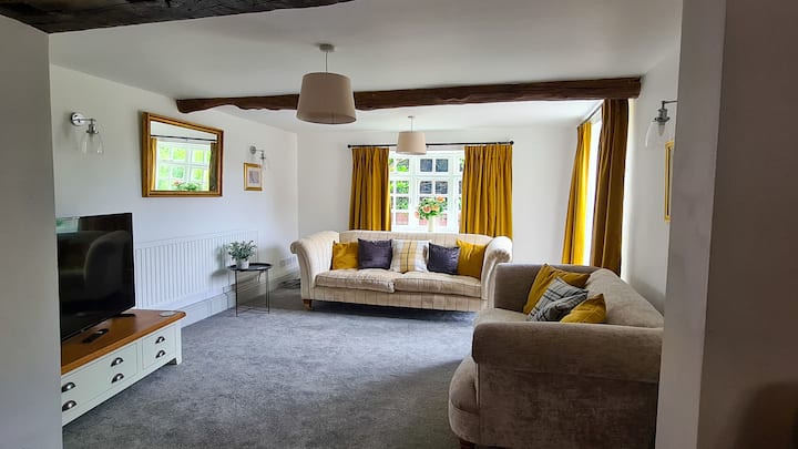 Large 5 Bedroom Traditional Farm House (Sleeps 10) - Warwickshire
