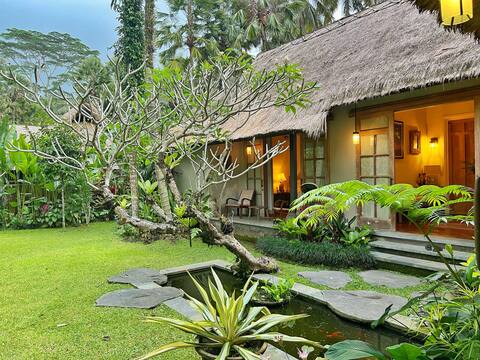Balinese Antiques 2BR Villa 15 mins to Ubud centre