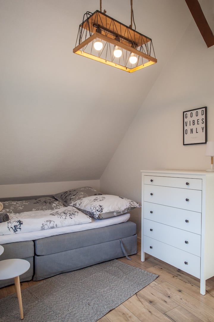 ספה נפתחת עם כיסוי מיטה