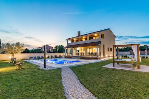 Impressive pool vacation home near Pula