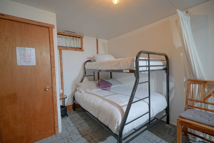 Camera 5
Letto matrimoniale + singolo