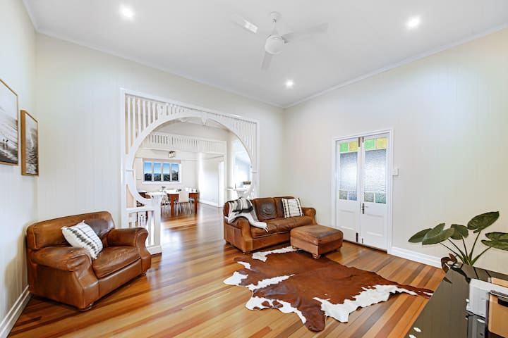Luxe 5BR Farmhouse-Pet Friendly Kin Kin Noosa Stay gallery image 3