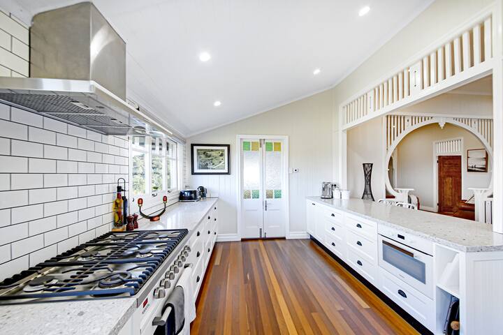 Luxe 5BR Farmhouse-Pet Friendly Kin Kin Noosa Stay gallery image 5