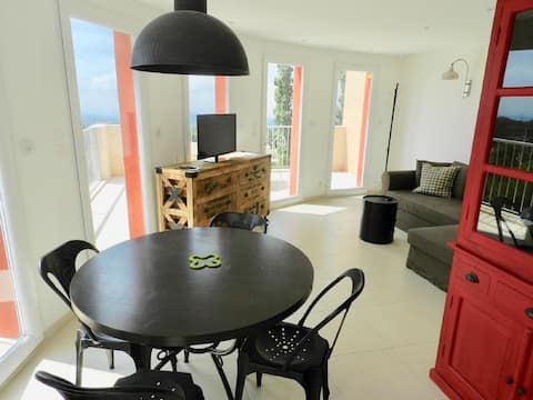 bright loft with panoramic views. Jacuzzi.
