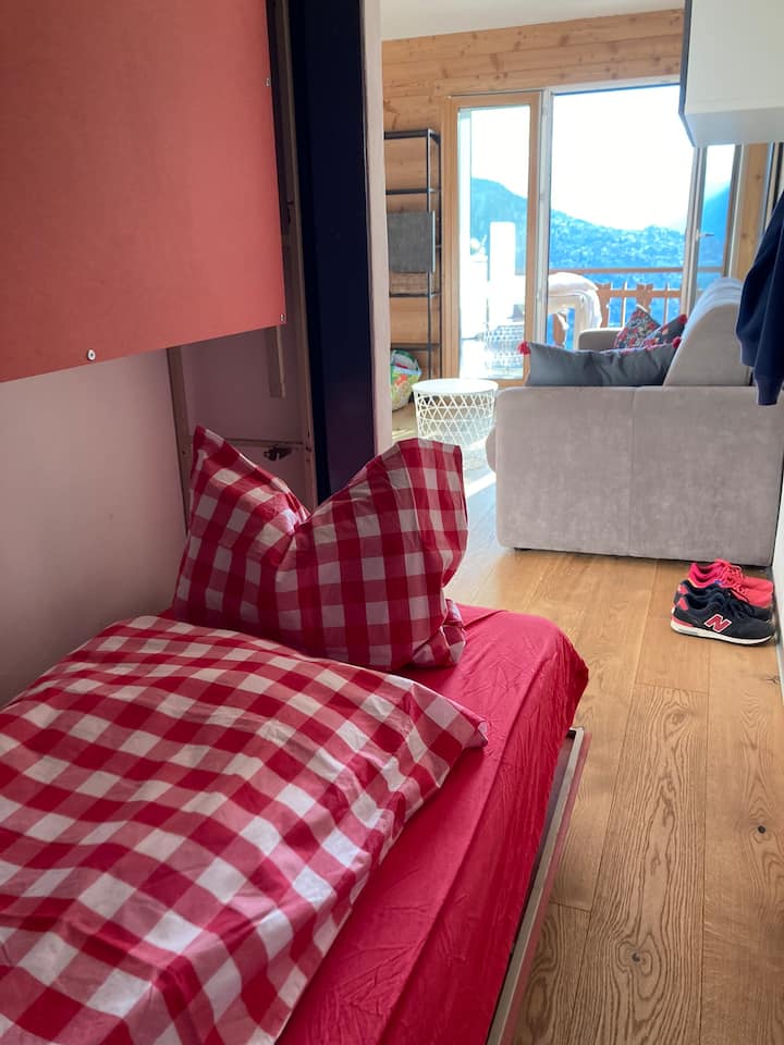 En el pasillo hay una litera adicional con 2 camas. La ropa de cama está incluida. 