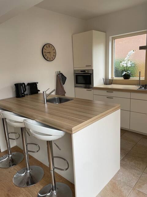 Lovely 3 Bedroom Cornerhouse & Parking on Premises