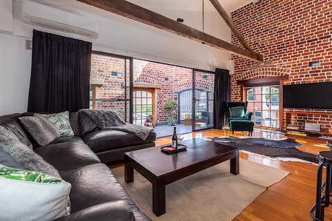 Successful Airbnb property: West End 1877. 3 bd 2br in the iconic West End in Fremantle