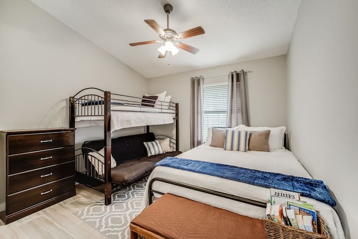 O segundo quarto pode dormir até 5 pessoas. O futon/sofá no beliche puxa para uma cama de tamanho completo.