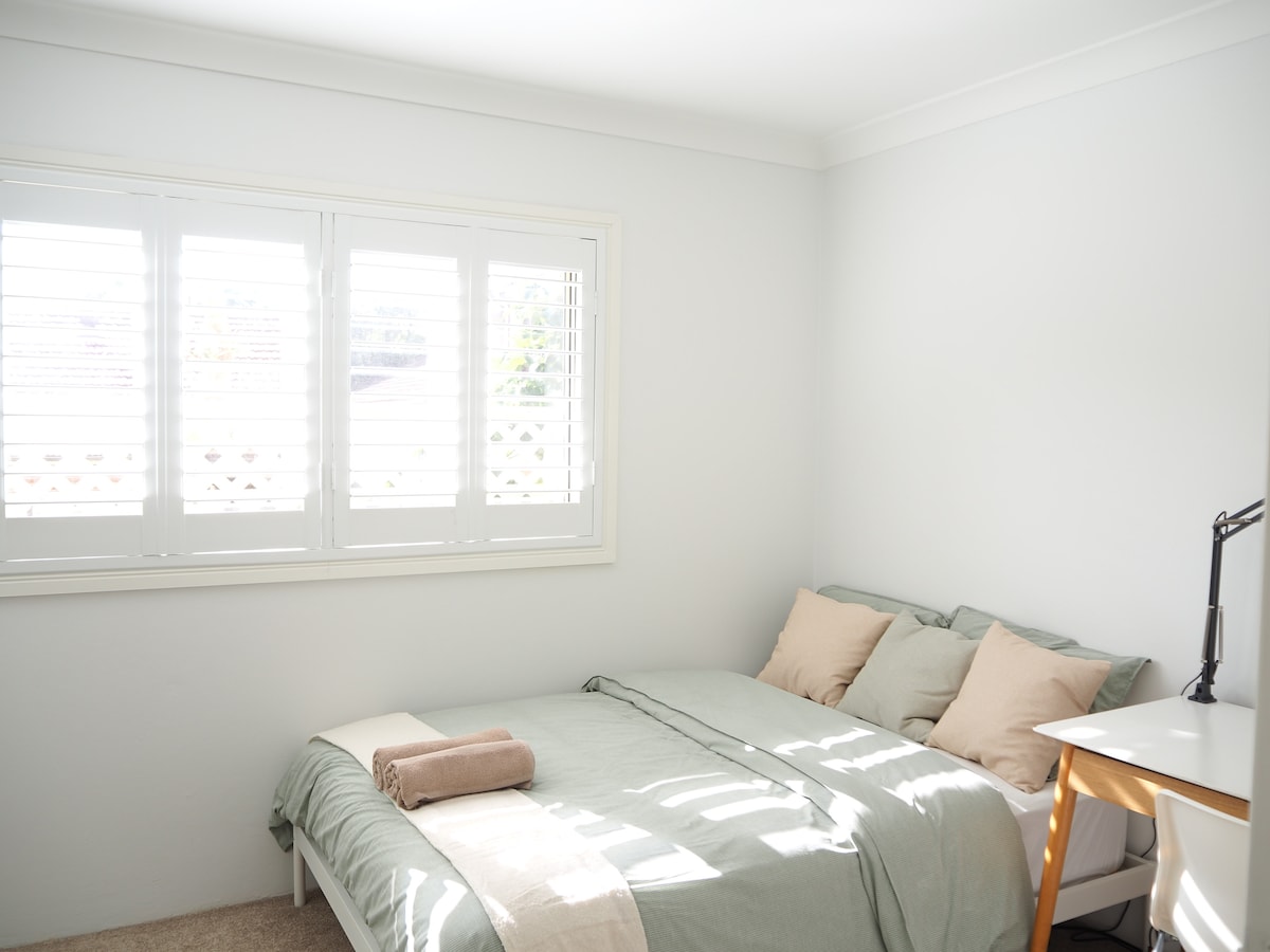 房间舒适宽敞，最多可容纳两人。 房间阳光充足。 