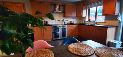 Modern Four Bed Home, 5 minutes from Birr Centre