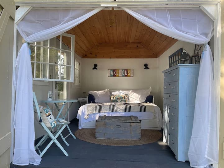 She Shed מספק מיטת קווין סייז נוספת (בקיץ בלבד)