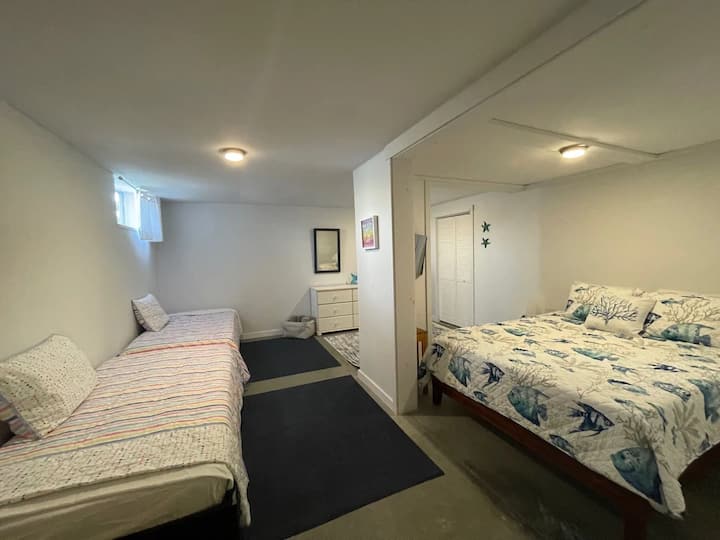 מיטת קווין סייז אחת עם 4 מיטות זוגיות