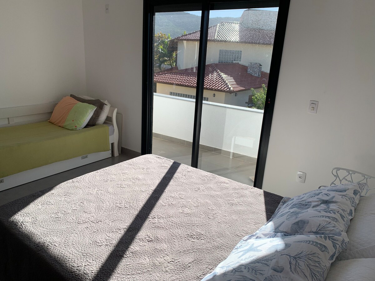 Двойно и единично легло на втория апартамент, с балкон