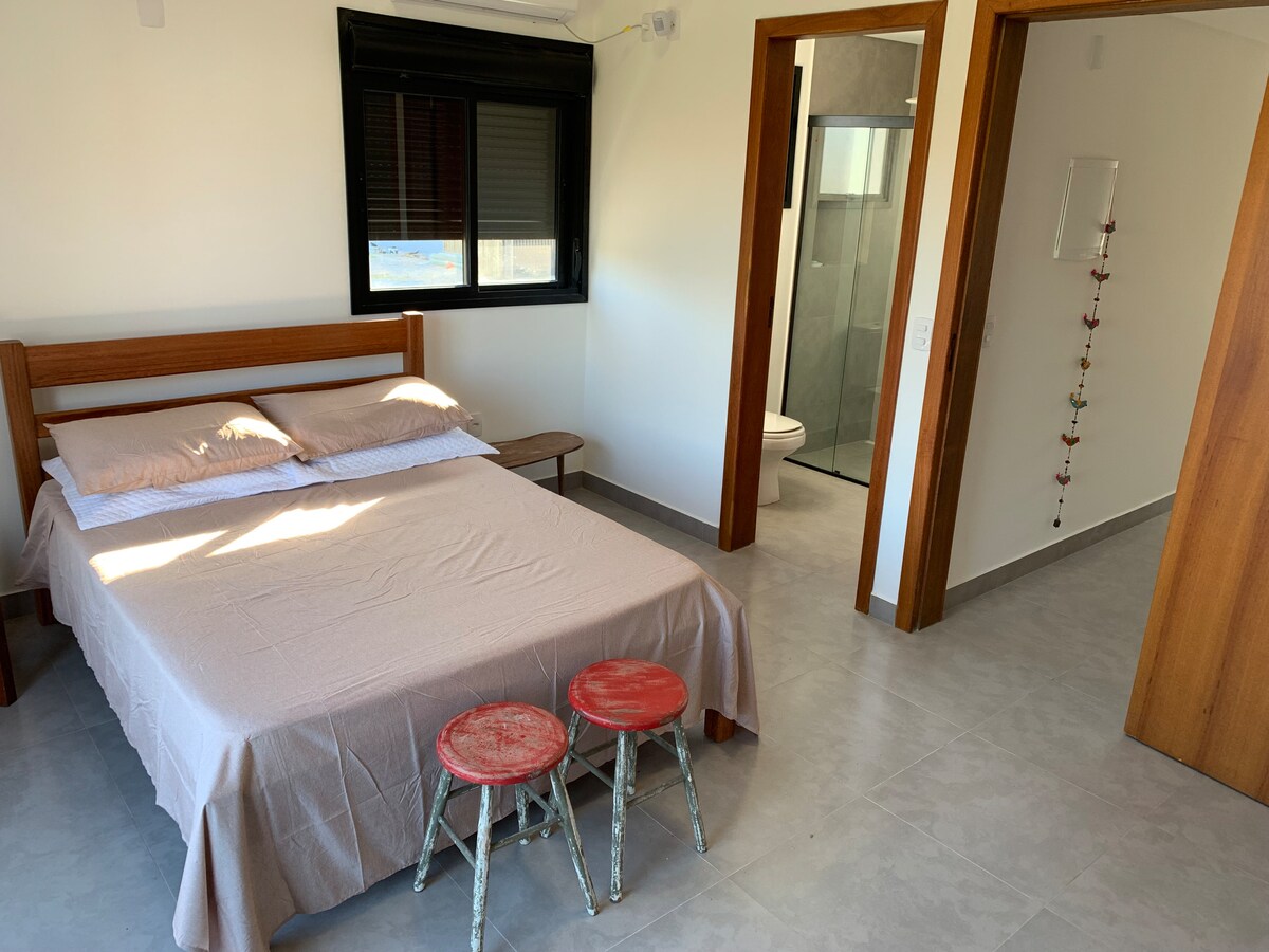 Двойно легло и баня в основен апартамент