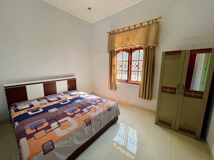 Dormitorio, disponible con cama, ropa de cama, almohadas, armario, escritorio y baño privado.