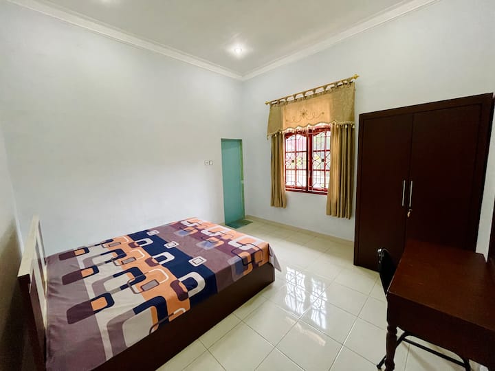 Dormitorio, disponible con cama, ropa de cama, almohadas, armario, escritorio y baño privado.