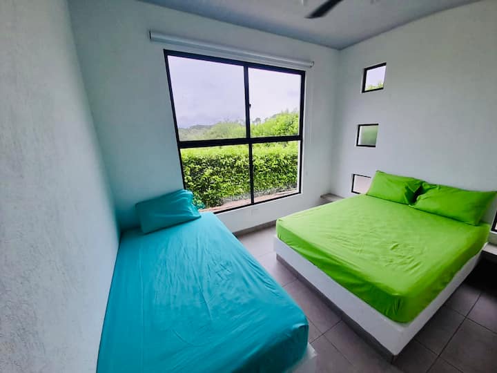 Dhoma 3, Krevat dopio, krevat tek, me pamje anësore të shtëpisë