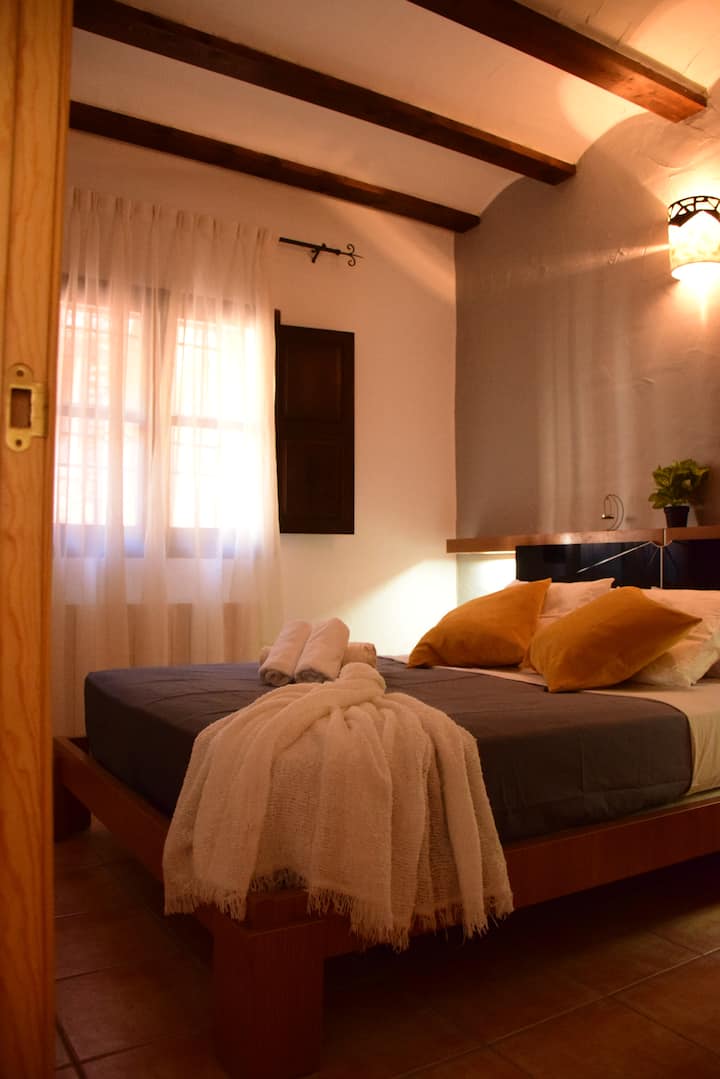 Dormitorio con ventana, mosquetera y cortinas