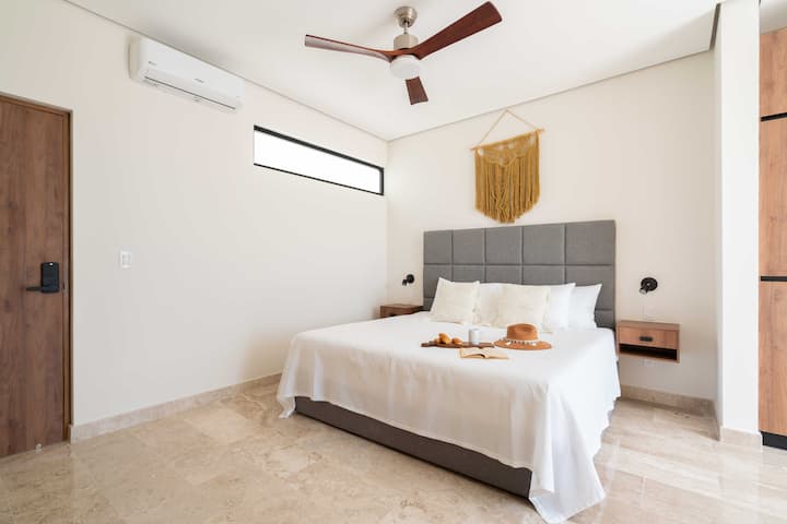 主卧、加大双人床、空调、天花板风扇、智能电视、大衣柜、套内卫生间。