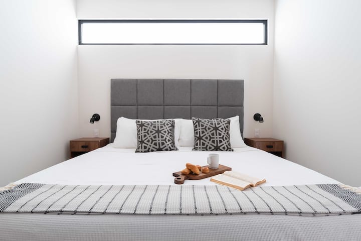 第二间卧室位于一楼。加大双人床、空调、吊扇、保险箱、智能电视。衣柜。