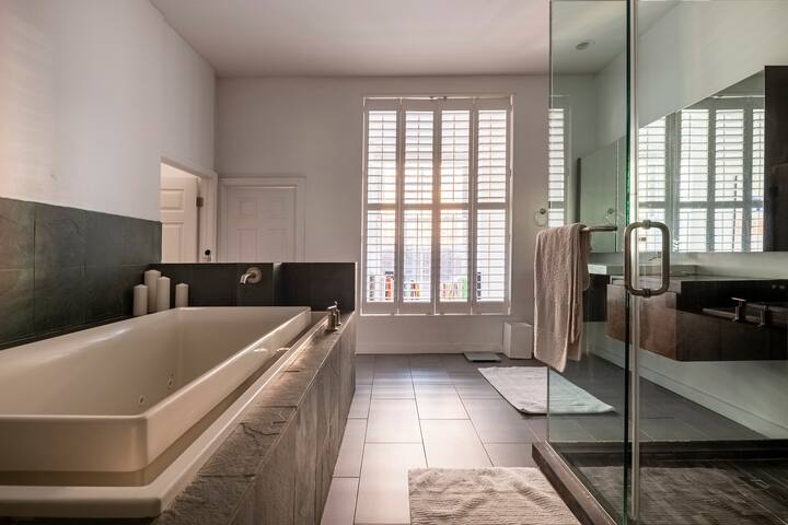 SoHo New Artist Loft w 15 Windows & Chefs Kitchen! gallery image 5