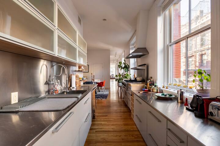 SoHo New Artist Loft w 15 Windows & Chefs Kitchen! gallery image 3