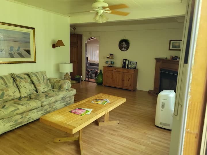 Bright 3 Bedroom Cottage Minutes From The Beach. - Sauble Beach