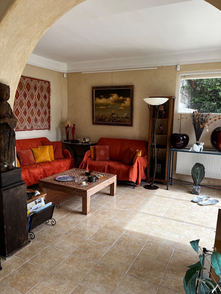 Много уютна всекидневна с изглед към много красивата градина , прилежащата ѝ тераса. 
Плоскоекранен телевизор е във всекидневната 