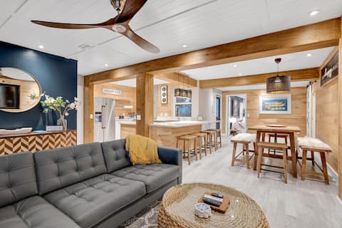 Top performing Airbnb: Beachside Escape: Movie Room+Private Backyard+Fun in Fort Walton Beach